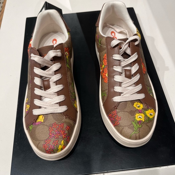 NWT Coach Outlet Clip Low Top Sneaker In Signature Canvas With Floral Print - Picture 2 of 6
